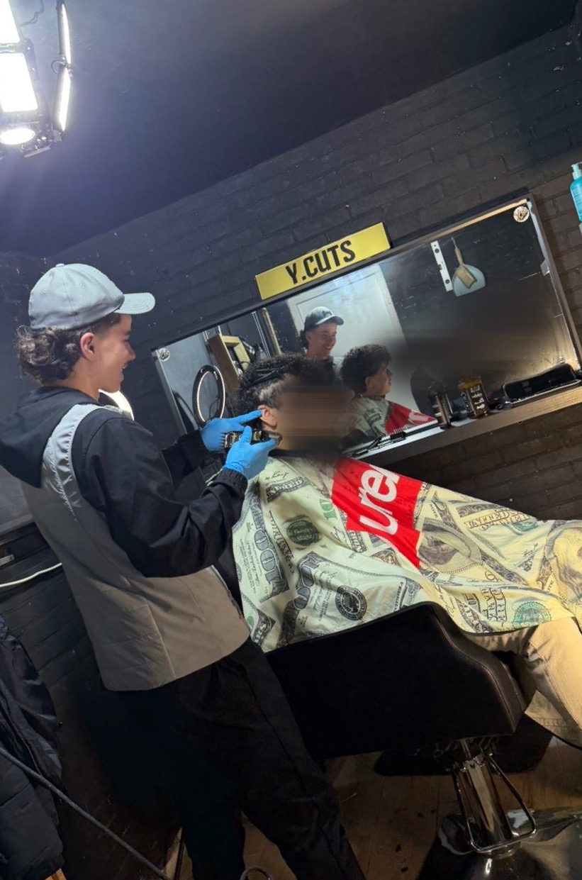 Y Cuts barber aan het werk