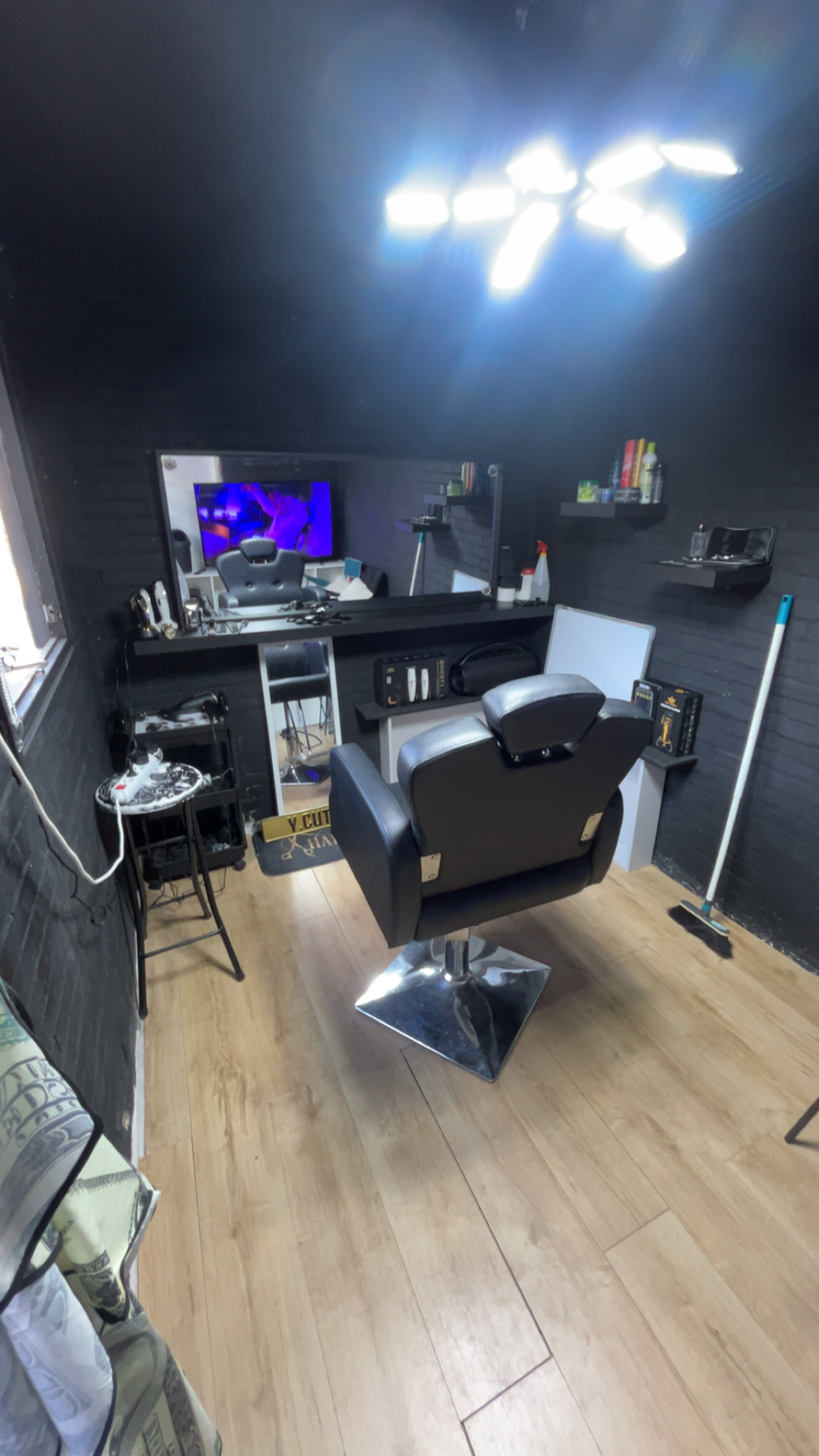 De barberstoel en werkplek in de Ycuts barbershop
